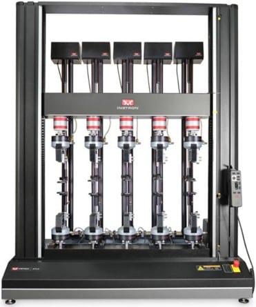 Instron multi-station 5 voies, permettant de tester simultanément plusieurs éprouvettes pour améliorer la productivité et la reproductibilité